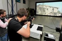 Nový střelecký simulátor firmy Saab Czech, který umí světový unikát: zpětný ráz zbraně.