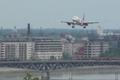 Kaskadérský kousek pilota Airbusu A-321. Letěl centrem města, pod střechami domů