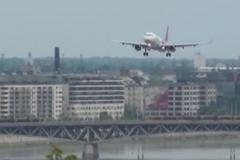 Kaskadérský kousek pilota Airbusu A-321. Letěl centrem města, pod střechami domů