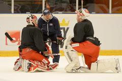 Petr Jaroš (trenér reprezentačních brankářů) s Jakubem Kovářem a Dominikem Furchem