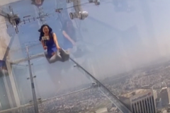 Los Angeles má atrakci pro odvážné. Skleněnou skluzavku na boku nejvyššího mrakodrapu