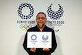 Designér Asao Tokolo s novým logem olympijských her v roce 2020 v Tokiu
