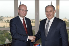 Obrácená vlajka, antény v hlavě a podivný stisk ruky. Snímek premiérů pod lupou Martina Veselovského