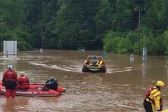 Záchranáři na řece Clendenin poté, co v okrese Kanawha spadlo až 25 centimetrů srážek.