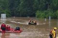 Záchranáři na řece Clendenin poté, co v okrese Kanawha spadlo až 25 centimetrů srážek.
