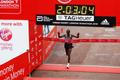 Eliud Kipchoge z Keni vítězí v Londýnském maratonu