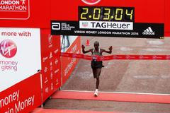 Eliud Kipchoge z Keni vítězí v Londýnském maratonu