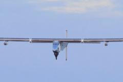 Letadlo poháněné sluncem opět vyrazilo na cestu kolem světa