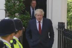 Lídra Brexitu Borise Johnsona zavalili příznivci poražené strany spíláním a nadávkami