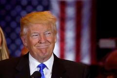 Donald Trump hovoří ke svým příznivcům v okamžiku triumfu poté, co z voleb odstoupil jeho hlavní soupeř Ted Cruz