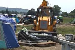 Migranti opouštějí po měsících řecké Idomeni. Jejich provizorní tábor likvidují buldozery