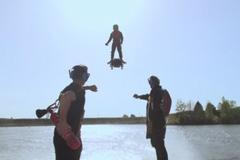 Budeme cestovat jako v komiksech? Vynálezce se proháněl na létajícím prkně