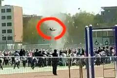 Silný větrný vír vyzvedl do vzduchu malého školáka