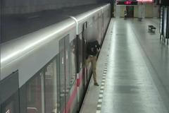 Video: Opilý muž v metru na Opatově střílel po lidech z plynové pistole