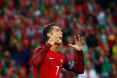 Naštvaný Cristiano Ronaldo na Euru zahodil novinářovi mikrofon do jezera