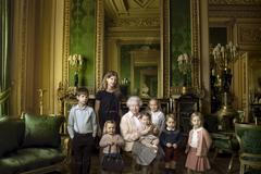 Alžběta II. se svými pěti pravnoučaty a dvěma nejmladšími vnoučaty.