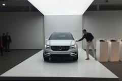 Designér Thomas Ingenlath předvádí jeden ze svých konceptů Volvo 40.1