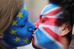 Stoupenci setrvání Británie v Evropské unii před Braniborskou bránou v Berlíně.