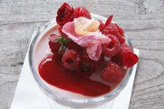 Dopřejte si malinovou panna cottu v centru Prahy