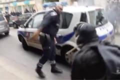 Policista zachoval neuvěřitelný klid během výtržností v Paříži, při kterých byl napaden