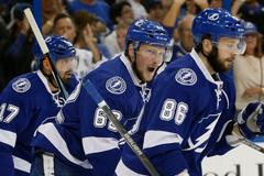 NHL: Andrej Šustr (62) z Tampy Bay slaví gól