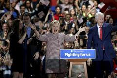 Hillary Clintonová nadšeně slaví vítězství v New Yorku s manželem Billem