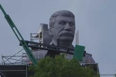 Obří Stalin zase shlíží na Prahu. Naštěstí pouze kvůli filmu