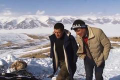 Lidé se zlatou horečkou se spouštějí do hlubin kyrgyzských hor. Nemohou prý jinak