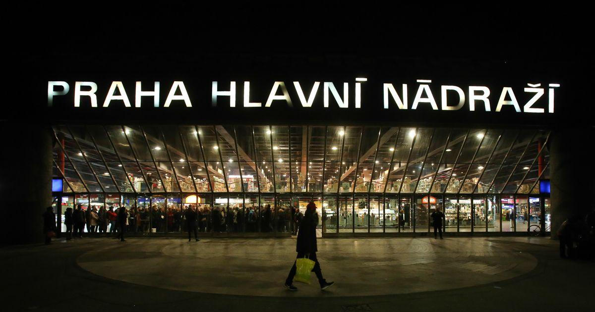 Začíná oprava stropu haly pražského hlavního nádraží, do které zatéká
