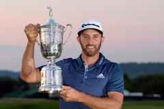 Dustin Johnson slaví vítězství v golfovém US Open.