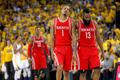 Zklamaní hráči Houston Trevor Ariza (1) a James Harden (13) po druhé porážce v play off od Golden State.