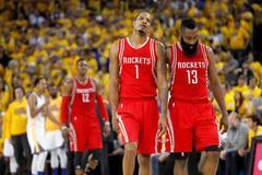 Zklamaní hráči Houston Trevor Ariza (1) a James Harden (13) po druhé porážce v play off od Golden State.