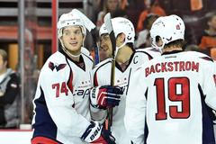 Radost hokejistů Washingtonu. Alexandr Ovečkin (8), John Carlson (74) a Nicklas Bäckström (19)