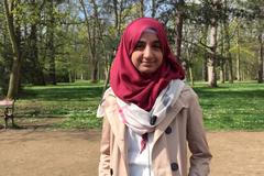 Chci ukázat, že muslimka může mít normální život, sundání hidžábu nic neřeší, říká urážená studentka