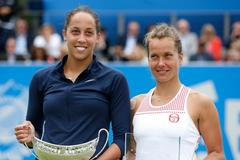 Barbora Strýcová společně s Madison Keysovou po finálovém zápase v Birminghamu