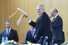 Zeman na besedě se studenty v Hranicích