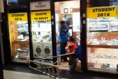 Svědek natočil zloděje zblízka. Přijeli na mopedu s obřím pytlem loupit