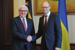 Německý ministr zahraničí s ukrajinským premiérem Jaceňukem (vpravo).