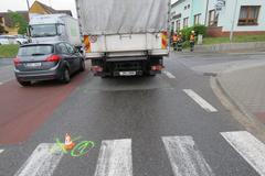 Nákladní auto vláčelo seniorku