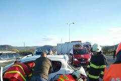 Nehoda autobusu a osobního auta u Kadaně na Chomutovsku