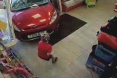 Řidič vrazil s autem do obchodu. Tam si malý chlapec právě vybíral zboží