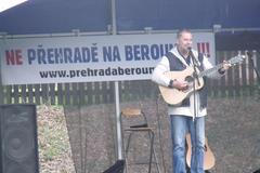 Někdejší hejtman Petr Bendl na protestu proti stavbě hráze na Berounce