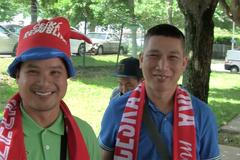 Vietnamští Češi přijeli podpořit tým proti Chorvatům se slivovicí a trumpetami