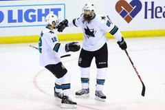 Brent Burns se raduje z gólu do sítě St. Louis ve finále západní konference