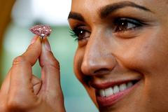 Modelka pózuje s růžovým diamantem "Unique Pink"