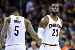 NBA, Cleveland Cavaliers: LeBron James (23) a  J.R. Smith (5)