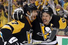 Matt Cullen a Sidney Crosby slaví gól do sítě Tampy