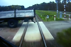 Strojvedoucí zareagoval bleskově. Stačil varovat cestující před srážkou s kamionem