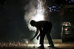 Odpalování petard v indické Bombaji.