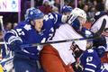 William Karlsson (Columbus Blue Jackets) a Leo Komarov (Toronto Maple Leafs)
